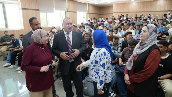 رئيس جامعة أسيوط الأهلية يتفقد انتظام الدراسة بالكليات
