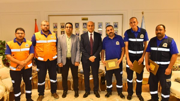 محافظ أسيوط يكرم طاقم إسعاف 