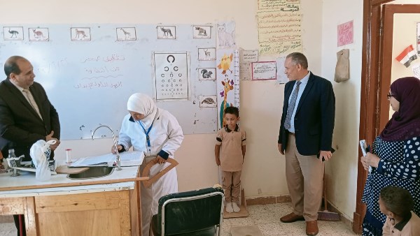 وكيل وزارة التعليم بأسيوط يتفقد فعاليات الفحص الطبى الشامل للطلاب الجدد بمدارس ابنوب