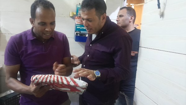 ضبط مصنع حلويات ومخزن مواد غذائية بدون ترخيص والتحفظ على كميات منتهية الصلاحية خلال حملة مفاجئة بصنبو