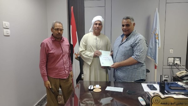 تسليم عقود لتقنين أوضاع أراضي أملاك الدولة للمواطنين المستحقين بأبنوب