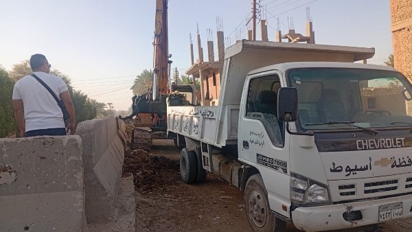 محافظ أسيوط: رفع 60 طنًا من مخلفات تطهير ترعة الشامية بساحل سليم محافظ أسيوط: رفع 60 طنًا من مخلفات تطهير ترعة الشامية بساحل سليم