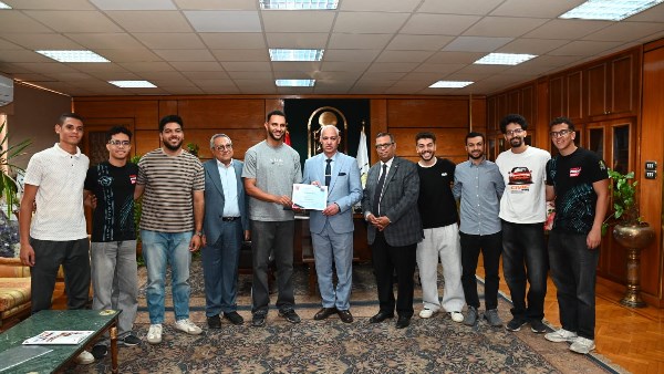 رئيس جامعة أسيوط يستقبل فريق Assiut Motorsport بعد إنجازه العالمي