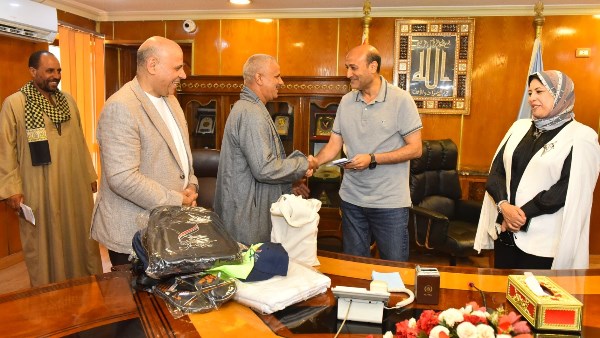 محافظ أسيوط يسلم 5 مواطنين من أبناء المحافظة منح العمرة المجانية المقدمة من صندوق “تحيا مصر”