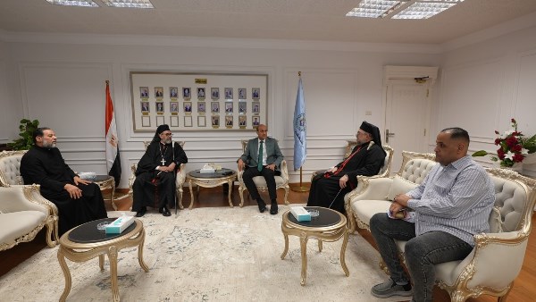 محافظ أسيوط يبحث مع القيادات الكنسية مستجدات توفيق أوضاع الكنائس والمباني الخدمية