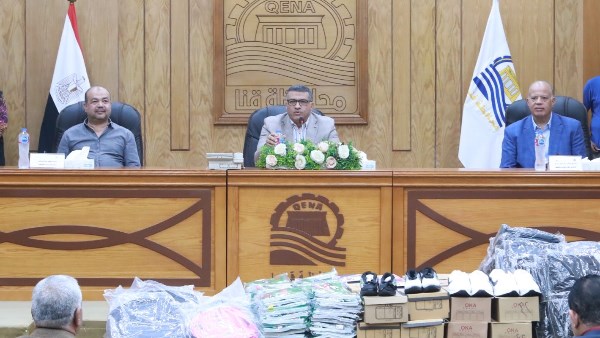 اجتماع محافظ قنا 