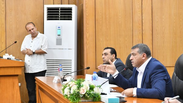 اجتماع محافظ قنا 