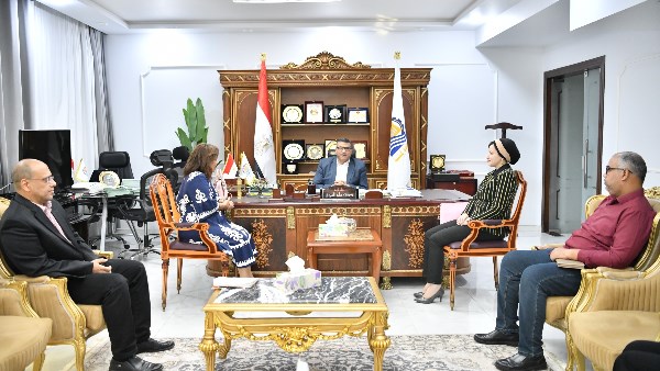 اجتماع محافظ قنا 