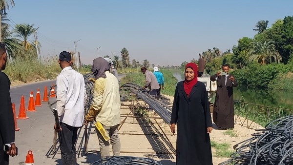 بدء أعمال الخوازيق لمعالجة انهيار الطريق الغربي السريع بإسنا