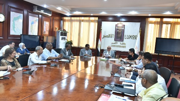 محافظ الأقصر يتابع وتيرة العمل بملف التقنين ويشيد بإنجاز 99.2% من العقود