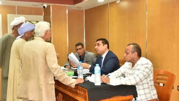 نائب محافظ الأقصر يستمع لمطالب 41 مواطنا ويوجه بسرعة بحث الشكاوى وحلها
