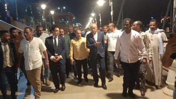 محافظ الأقصر يتفقد كورنيش إسنا ويوجه بفتح وتوسعة شارع البحر لتنظيم الحركة المرورية