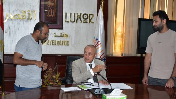 محافظ الأقصر يترأس اجتماعًا تنسيقيًا لمتابعة إنشاء مستشفى القرنة المركزي الجديدة والانتهاء من توصيل المرافق