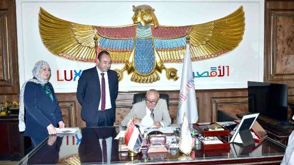 محافظ الأقصر يستقبل لجنة المشروعات الخضراء الذكية عقب انتهاء أعمالها