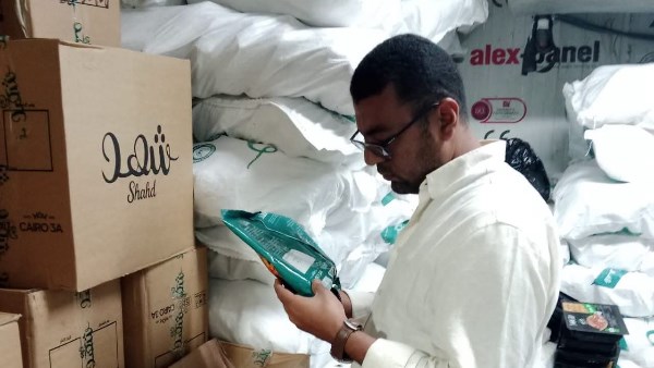 ضبط كميات كبيرة من السلع الغذائية مجهولة المصدر داخل مخازن وثلاجات غير مرخصة بإسنا