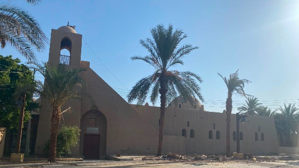 مسجد قرية حسن فتحي بالأقصر.. عندما تحولت البساطة إلى علامة معمارية
