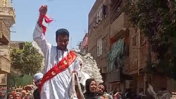 بدل مصاريف الأفراح.. أهالي الأقصر يزفون عريس وعروسه على الحصان في طريقهم لأداء العمرة