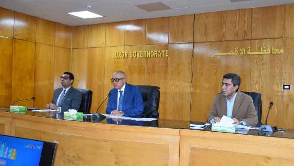 محافظ الأقصر يواصل اجتماعاته الأسبوعية لمتابعة ملفات التقنين والتصالح على أراضي أملاك الدولة والمتغيرات المكانية
