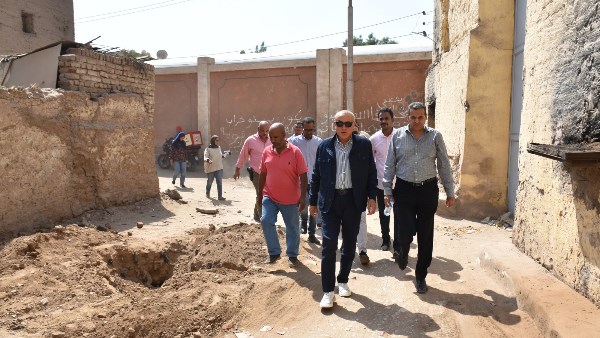 محافظ الأقصر يتفقد أحياء مدينة الأقصر ويوجه بإعادة تخطيط محور الـ25 الجديد بشرق السكة الحديد