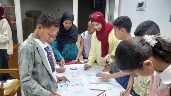 ورشة فريدة بمتحف التحنيط بالأقصر.. الزائرون يتعلمون رسم وكتابة الحروف القبطية بأيديهم