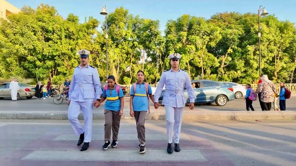 «إيد في إيد لحد باب المدرسة».. انتشار أمني مكثف بالأقصر وتأمين شامل للطلاب مع انطلاق الدراسة