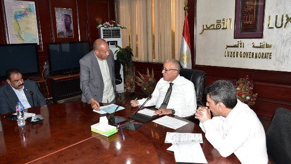 محافظ الأقصر يبحث موقف الأراضي المطلوبة لتوسعات المدارس وإنشاء فصول دراسية جديدة