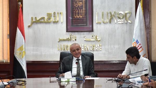 محافظ الأقصر يتابع مع هيئة تنمية الصعيد مستجدات المشروعات التنموية ويوجه بسرعة البدء فى تشغيل وطرح المشروعات للاستثمار 