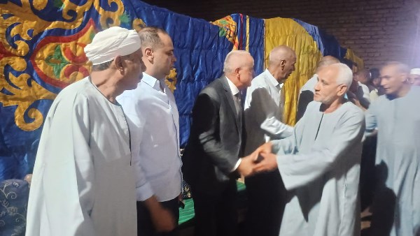 بين أسر الضحايا.. محافظ الأقصر 