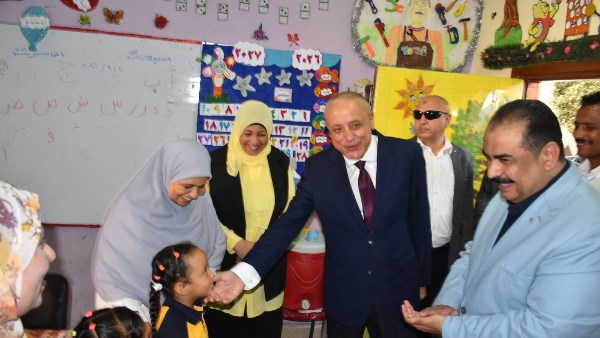 محافظ الأقصر يشهد طابور الصباح بمدرسة سيدي أبو الحجاج الابتدائية ويشيد بالمستوى التعليمي للطلاب