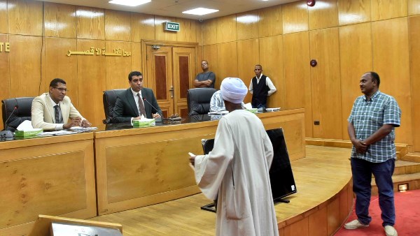 نائب محافظ الأقصر يبحث ٤٠ طلب وشكوى بلقاء اليوم المفتوح