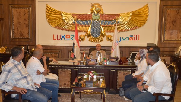 محافظ الأقصر يستقبل وفد غرفة شركات السياحة ووكلاء السفر لتقديم الشكر على جهوده فى الارتقاء بالمدينة