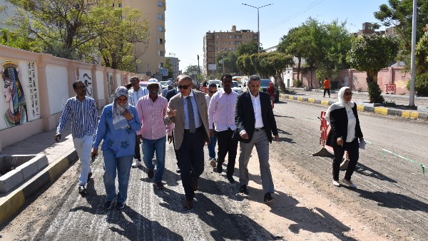 محافظ الأقصر يتفقد أعمال الرصف ورفع كفاءة الطرق بشوارع مدينة الأقصر