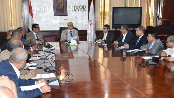 محافظ الأقصر يعقد اجتماعًا لتنمية وتعظيم الموارد الذاتية للمحافظة