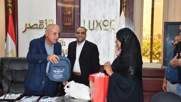  محافظ الأقصر يوزع تأشيرات العمرة المجانيه على عدد من سيدات الأقصر