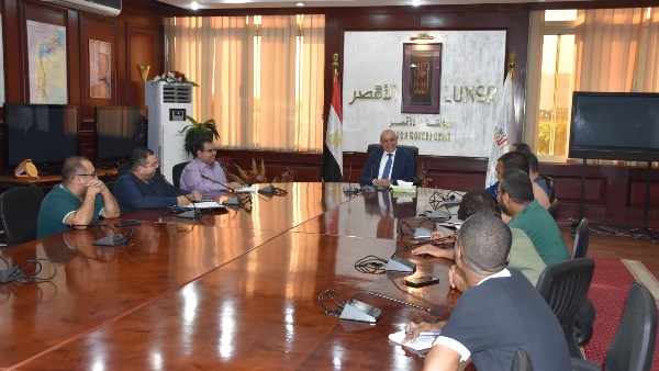 محافظ الأقصر يعقد اجتماعًا لبحث موقف المرافق والبنية التحتية ورفع كفاءة الطرق الرئيسية بمدينة الأقصر