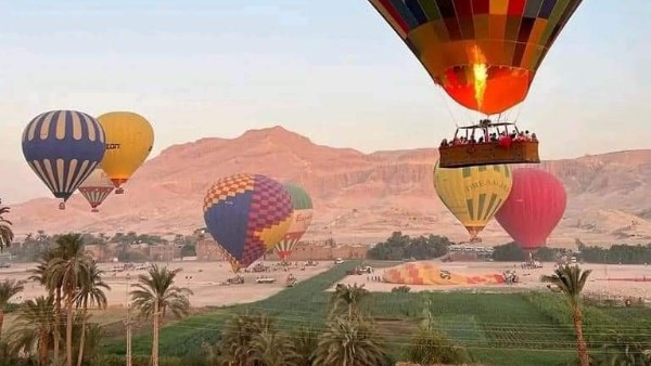 49 رحلة بالون تزين سماء الأقصر.. 1300 سائح يحلقون فوق عاصمة الحضارة