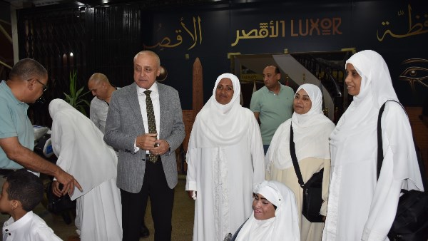 «ادعوا لمصر».. رسالة محافظ الأقصر لـ5 سيدات قبل انطلاق رحلة العمرة