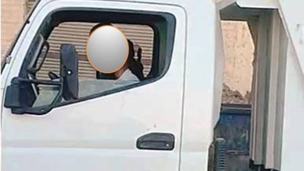 الطفلة خلال قيادة سيارة النظافة