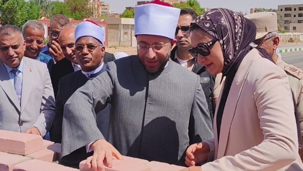 أخبار الوادي الجديد| وضع حجر الأساس لأول مسجد على الطراز البيئي.. وتوديع أوائل التعليم العام والأزهري وأولياء أمورهم لأداء العمرة