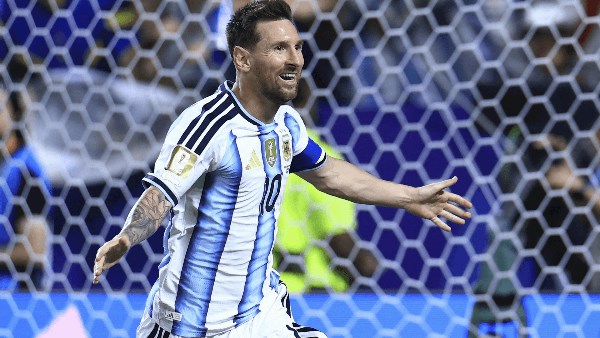 ميسي بقميص خاص في مباراته الوداعية مع الأرجنتين ميسي بقميص خاص في مباراته الوداعية مع الأرجنتين