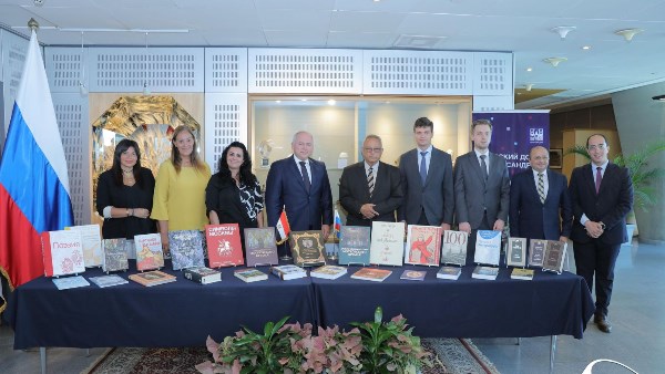 إهداء 150 كتابًا من المركز الثقافى الروسى