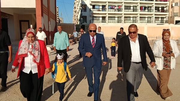 وكيل وزارة التربية والتعليم بمطروح خلال الجولة بالمدارس
