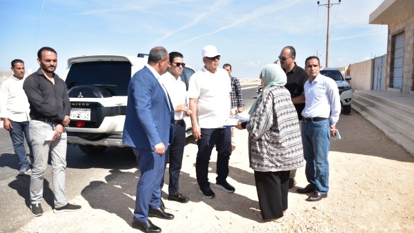 محافظ مطروح خلال الجولة 