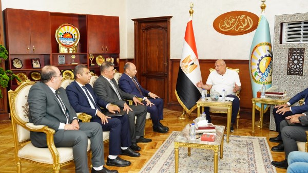 محافظ مطروح خلال  اللقاء