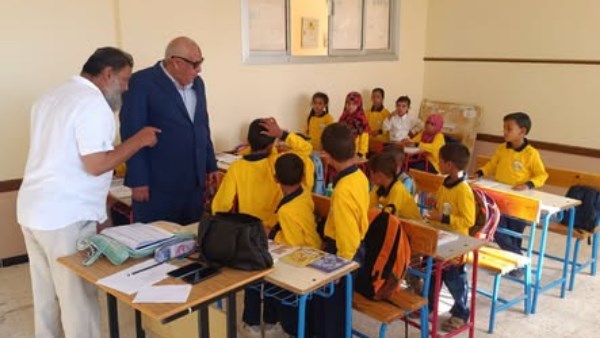 محافظ مطروح خلال الجولة بمدراس برانى 