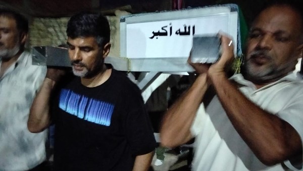 خلال تشييع الجثمان 