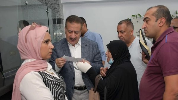 قطع جولته ومشي معاها على الأقدام.. محافظ بورسعيد يفاجئ الشارع ويصطحب مواطنة بنفسه إلى حي المناخ  