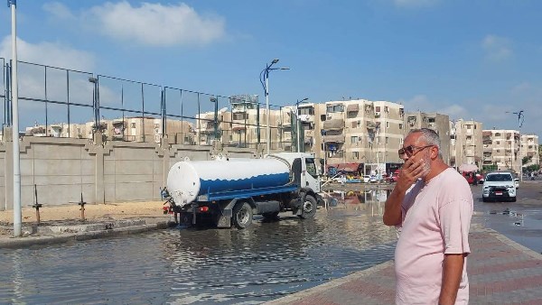 ضواحي بورسعيد يفعل خطة الكوارث بعد تسريب بخط الطرد في محطة صرف أم القرى ضواحي بورسعيد يفعل خطة الكوارث بعد تسريب بخط الطرد في محطة صرف أم القرى