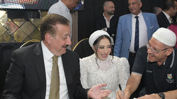 لم يكن فقط محافظًا .. بل كان أبًا لعروس يتيمة في يوم فرحتها
