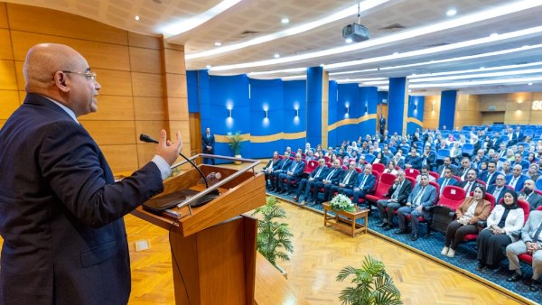 رئيس اقتصادية قناة السويس يتفقد أعمال تطوير ميناء غرب بورسعيد ويلتقي العاملين بالمنطقة الشمالية